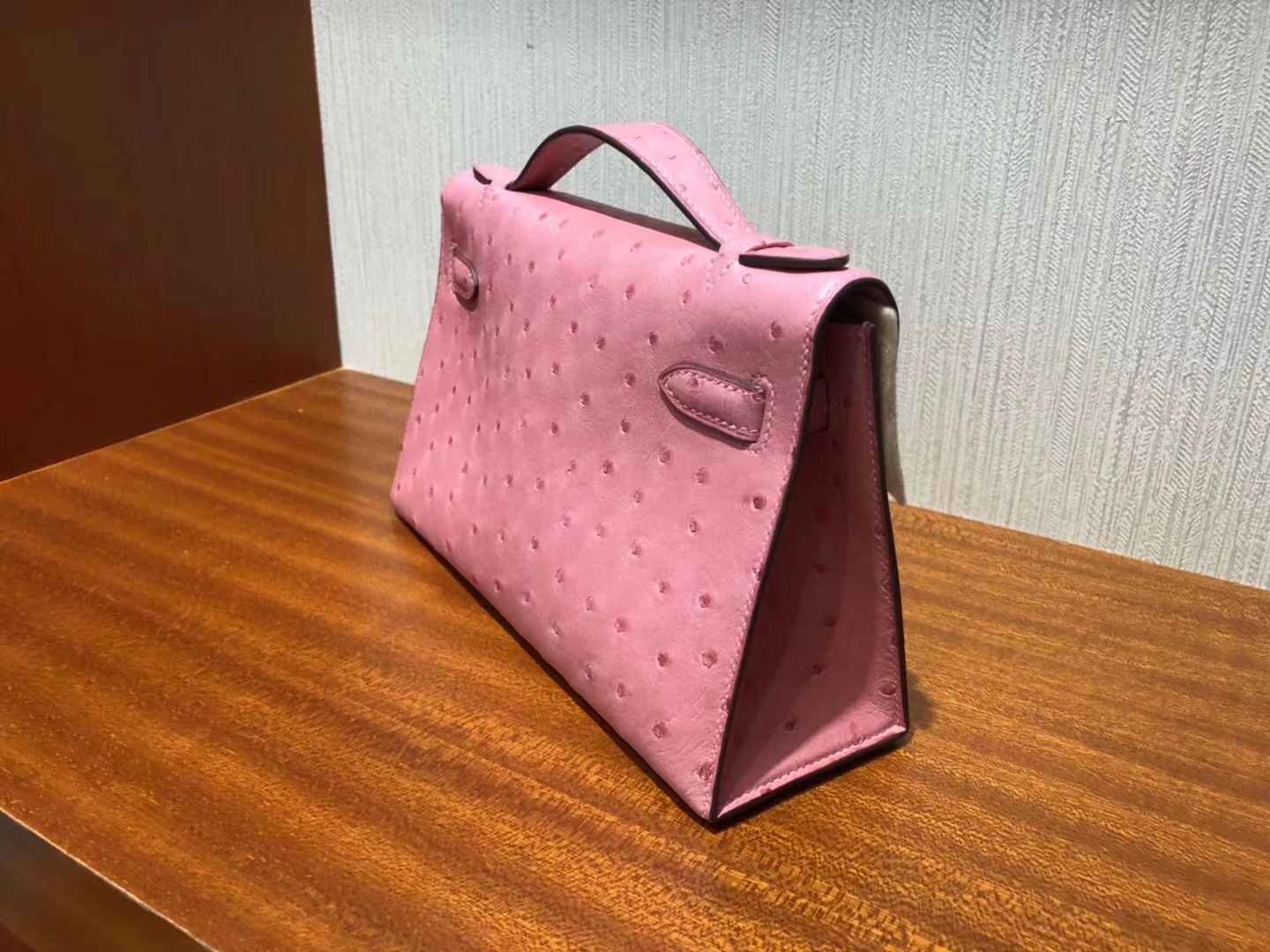 Hermes MiniKelly 22 Pochette 1Q奶昔粉Rose Confetti鴕鳥皮 手工臘線縫