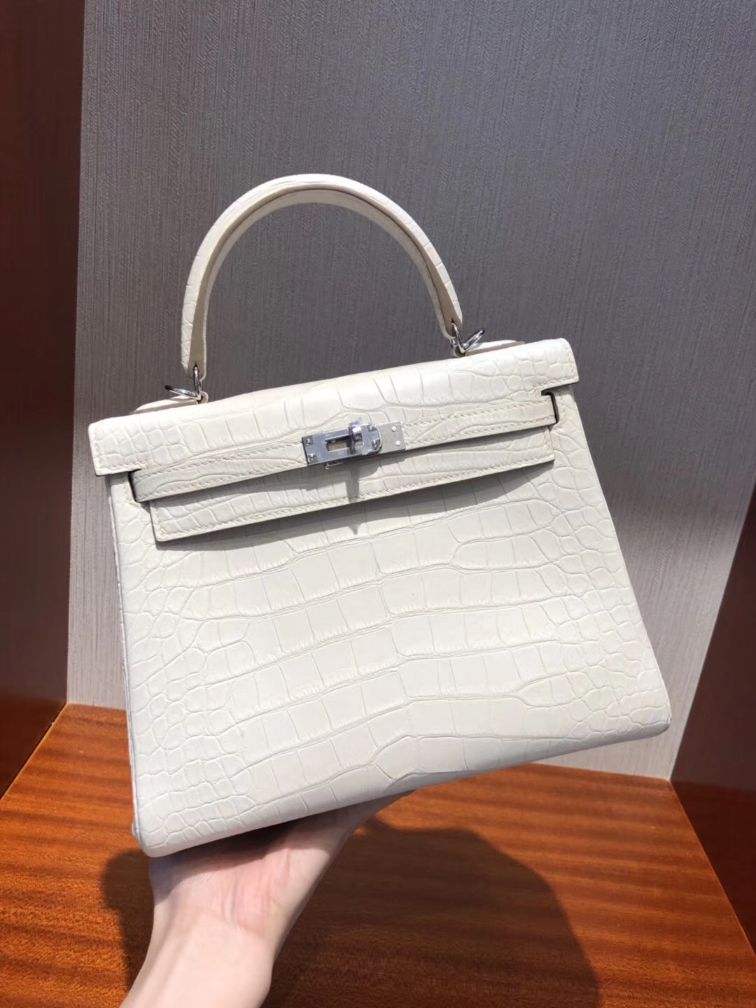 愛馬仕Hermes 凱莉包Kelly 25cm 8L奶油白 霧面方塊 美洲鱷魚金扣