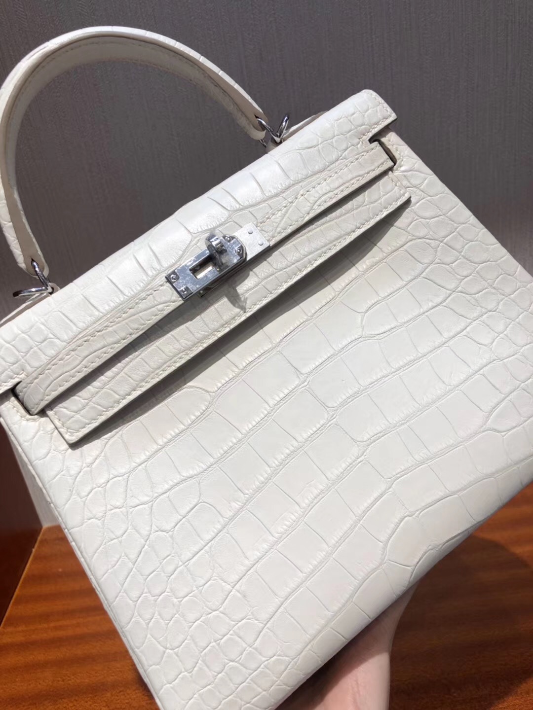 愛馬仕Hermes 凱莉包Kelly 25cm 8L奶油白 霧面方塊 美洲鱷魚金扣