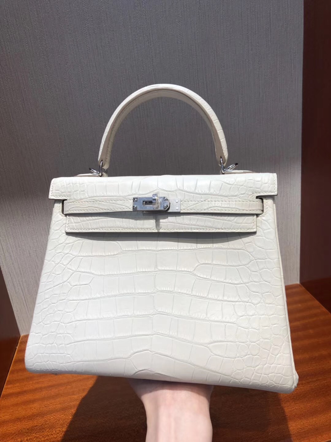 愛馬仕Hermes 凱莉包Kelly 25cm 8L奶油白 霧面方塊 美洲鱷魚金扣