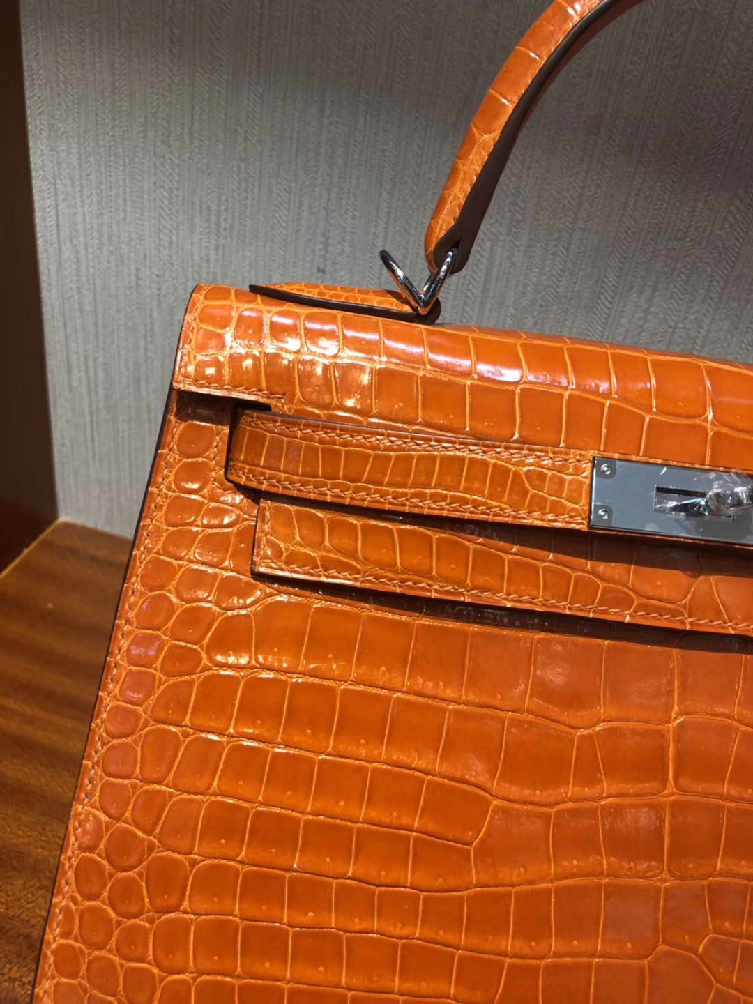 Hermes Singapore 凱莉包Kelly 28 Bag CK93經典橙色 亮面倒V 野生灣鱷銀扣