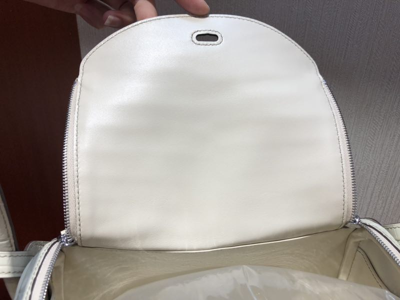 愛馬仕吉隆坡機場專賣店 Hermes lindy 26cm 8L beton 奶油白 尼羅鱷魚