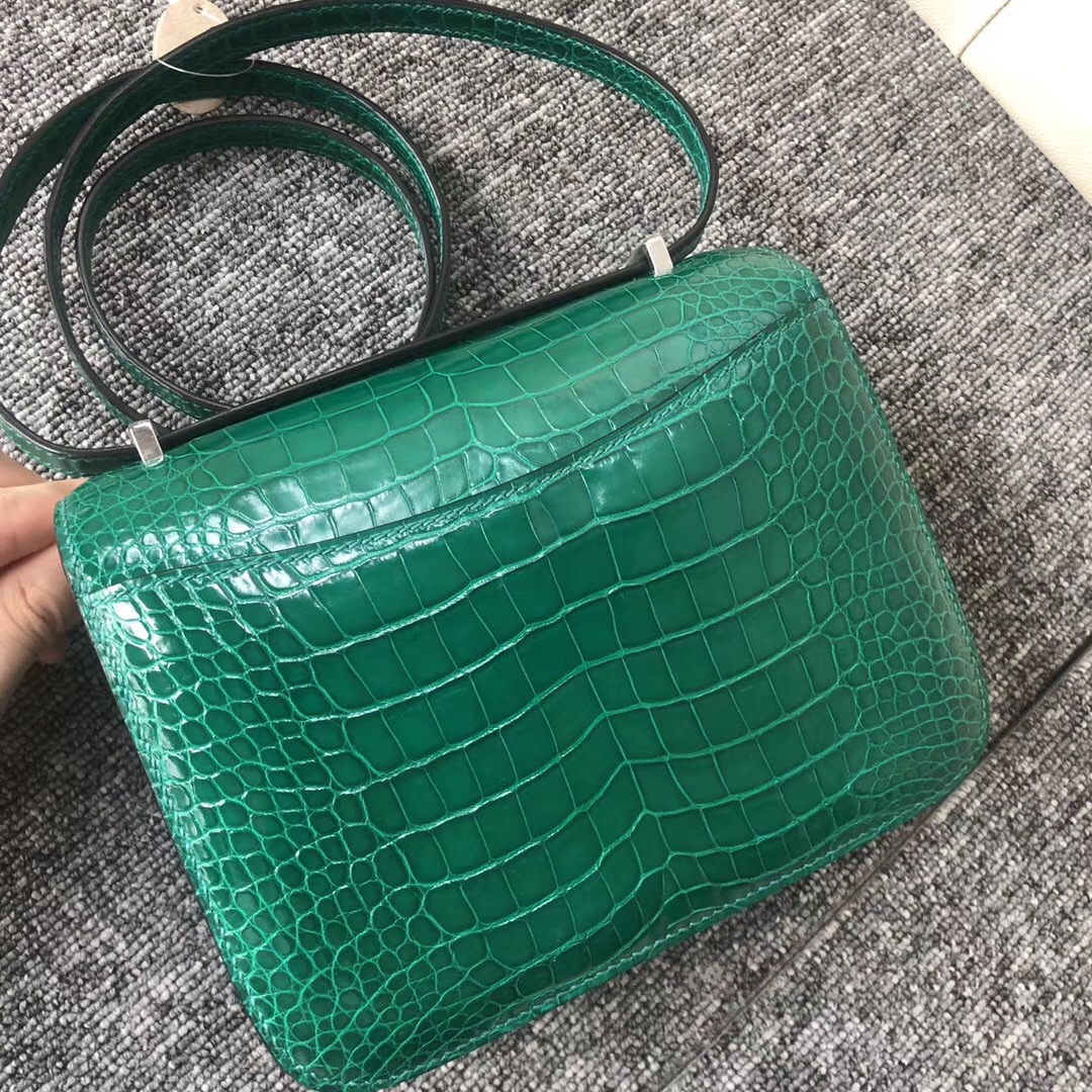 Taiwan Hermes Constance 19cm  美洲鱷6Q翡翠綠 Vert emeraude 金扣