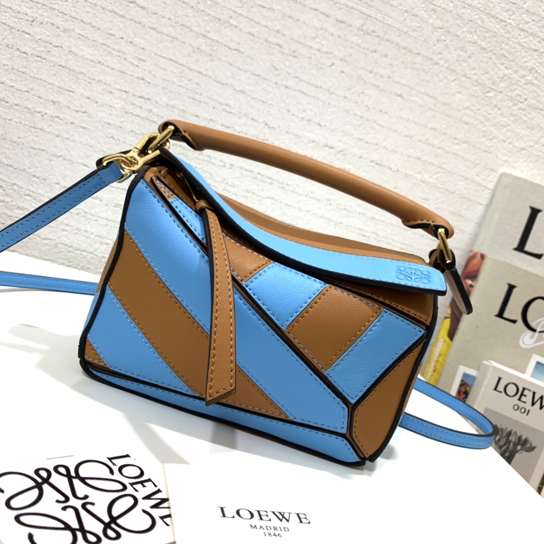 臺灣臺北市羅意威 LOEWE Puzzle Rugby Mini Bag Tan/Sky Blue