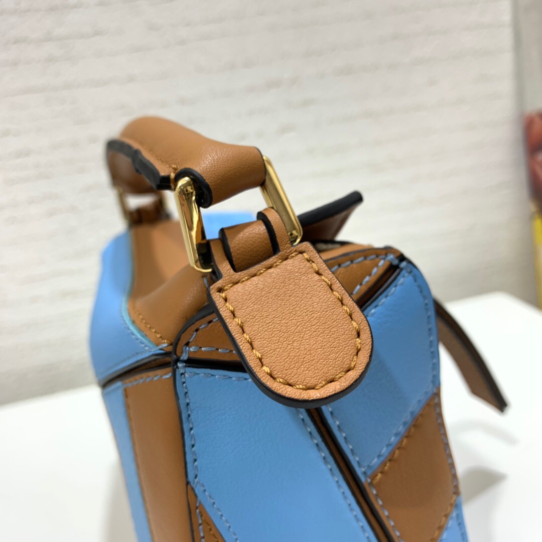 臺灣臺北市羅意威 LOEWE Puzzle Rugby Mini Bag Tan/Sky Blue