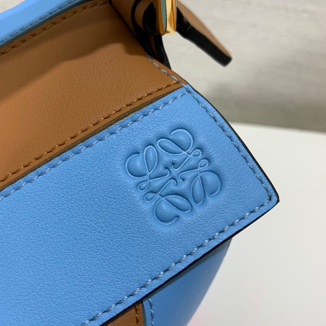 羅意威puzzle有幾個尺寸LOEWE Puzzle Rugby Small Bag Tan/Sky Blue