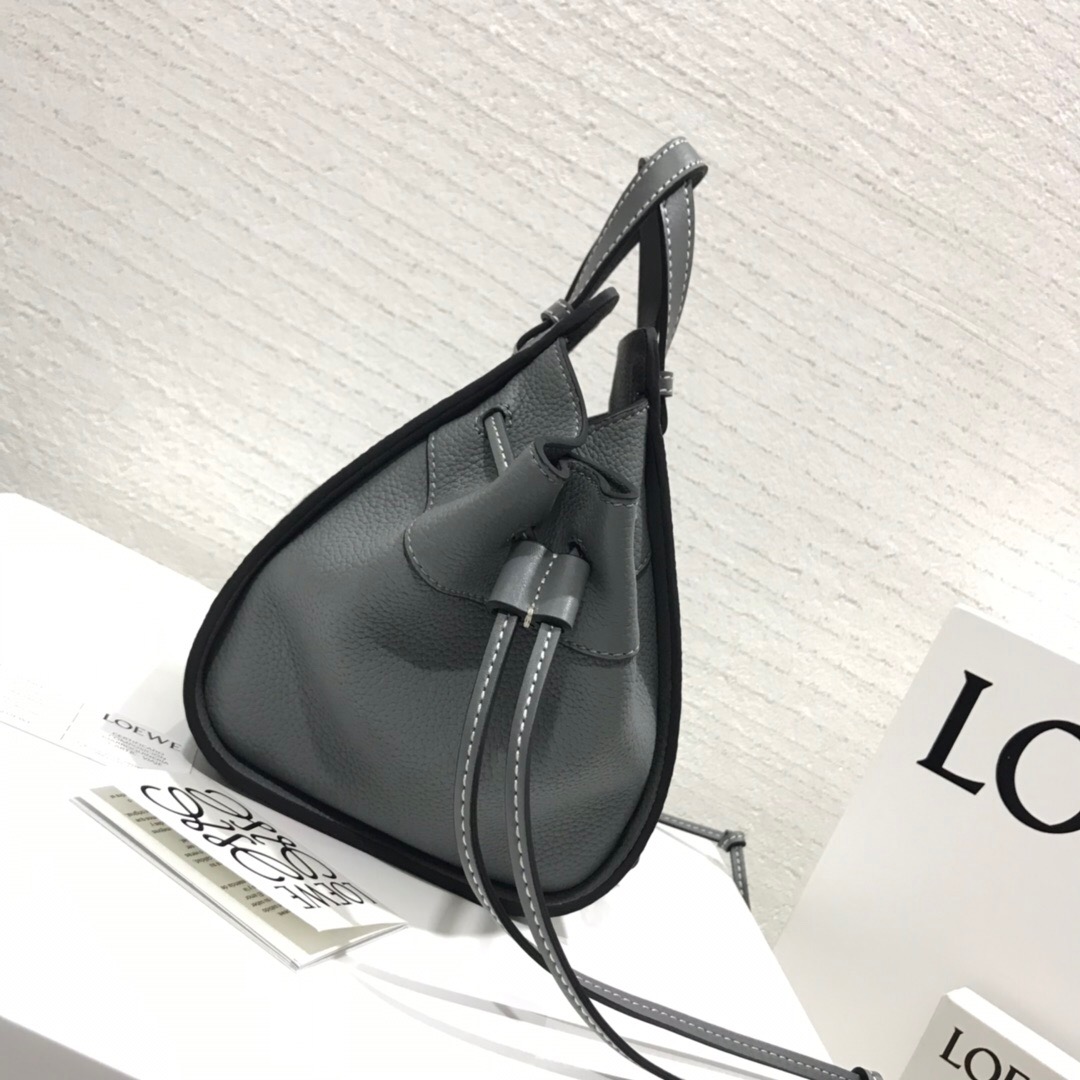 羅意威吊床包 臺灣價格 Loewe 水桶包 Hammock Drawstring Mini Bag