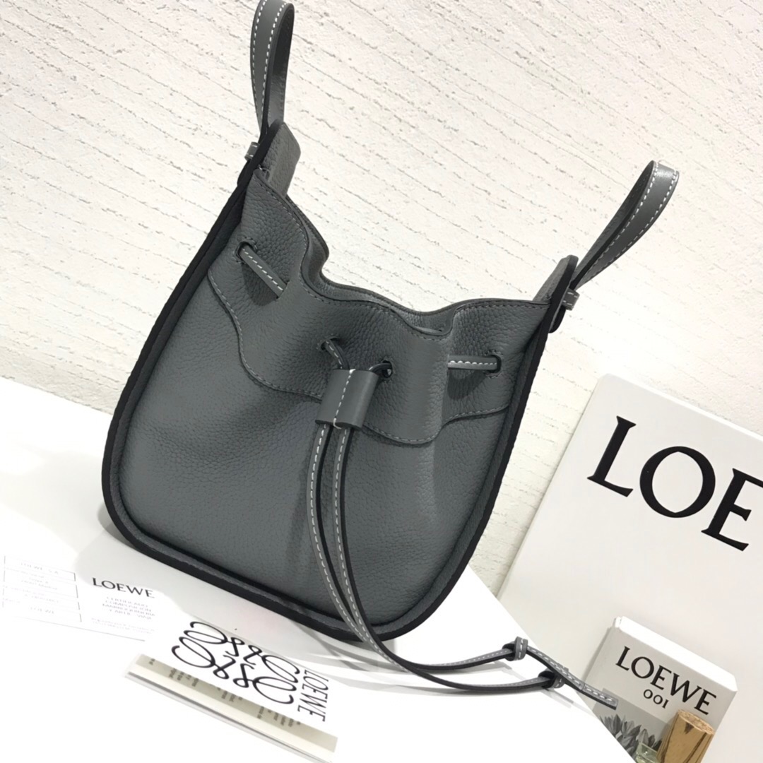 羅意威吊床包 臺灣價格 Loewe 水桶包 Hammock Drawstring Mini Bag