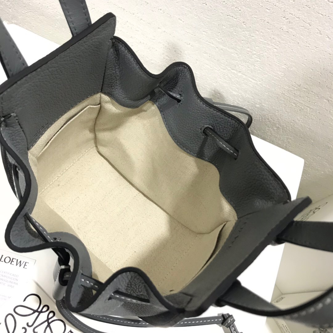 羅意威吊床包 臺灣價格 Loewe 水桶包 Hammock Drawstring Mini Bag