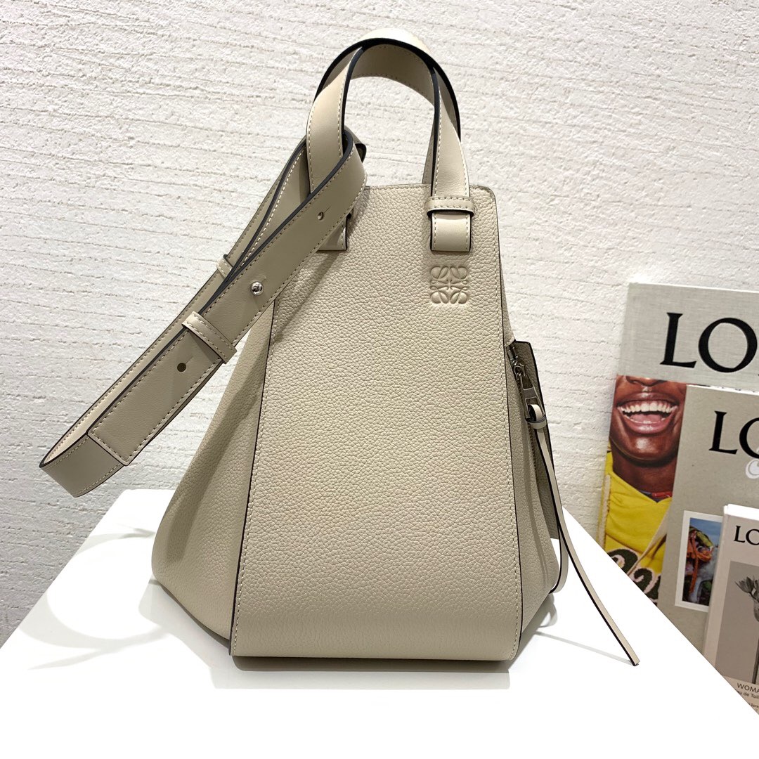 香港元朗區羅意威Loewe Hammock Drawstring Medium Bag Light Oat