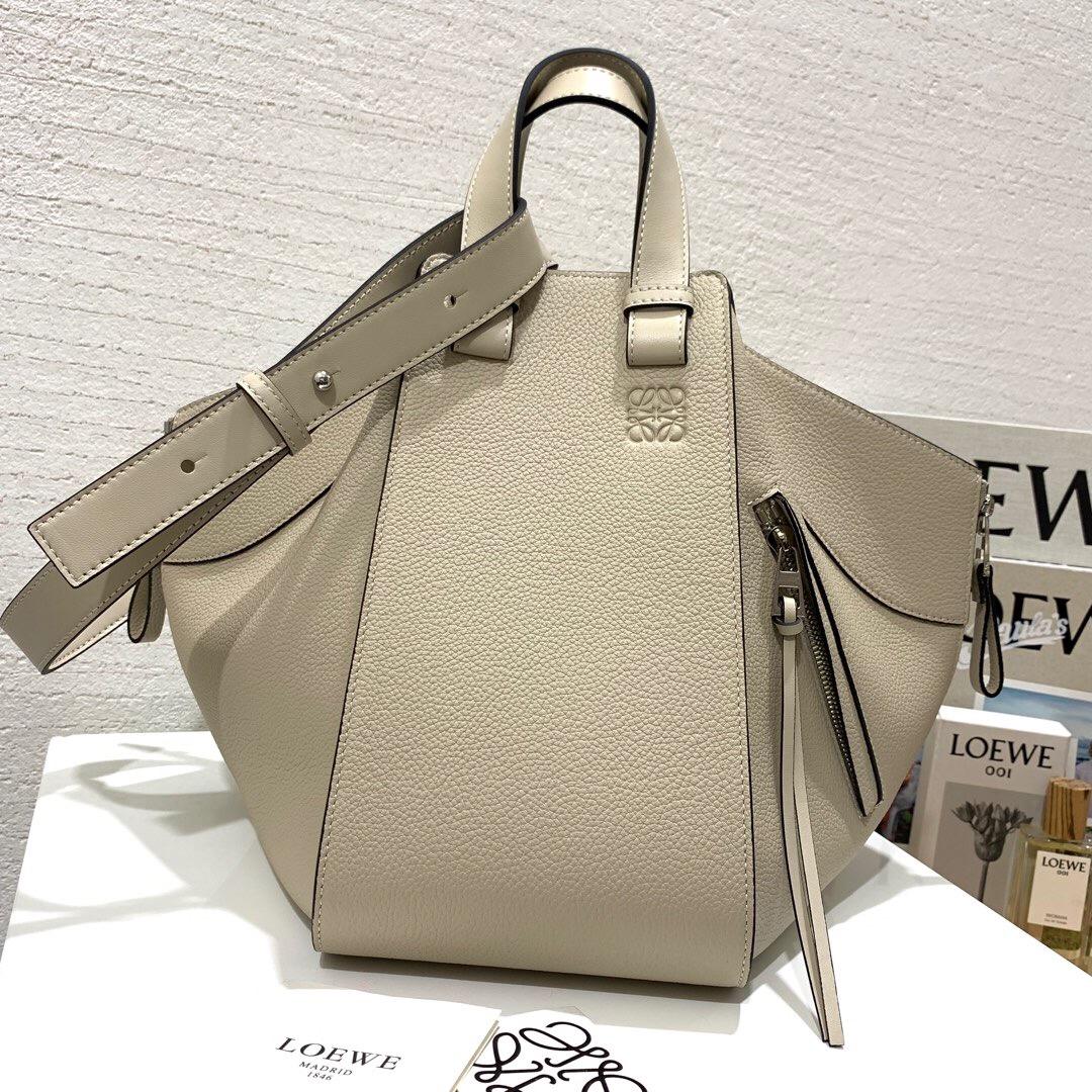 香港元朗區羅意威Loewe Hammock Drawstring Medium Bag Light Oat