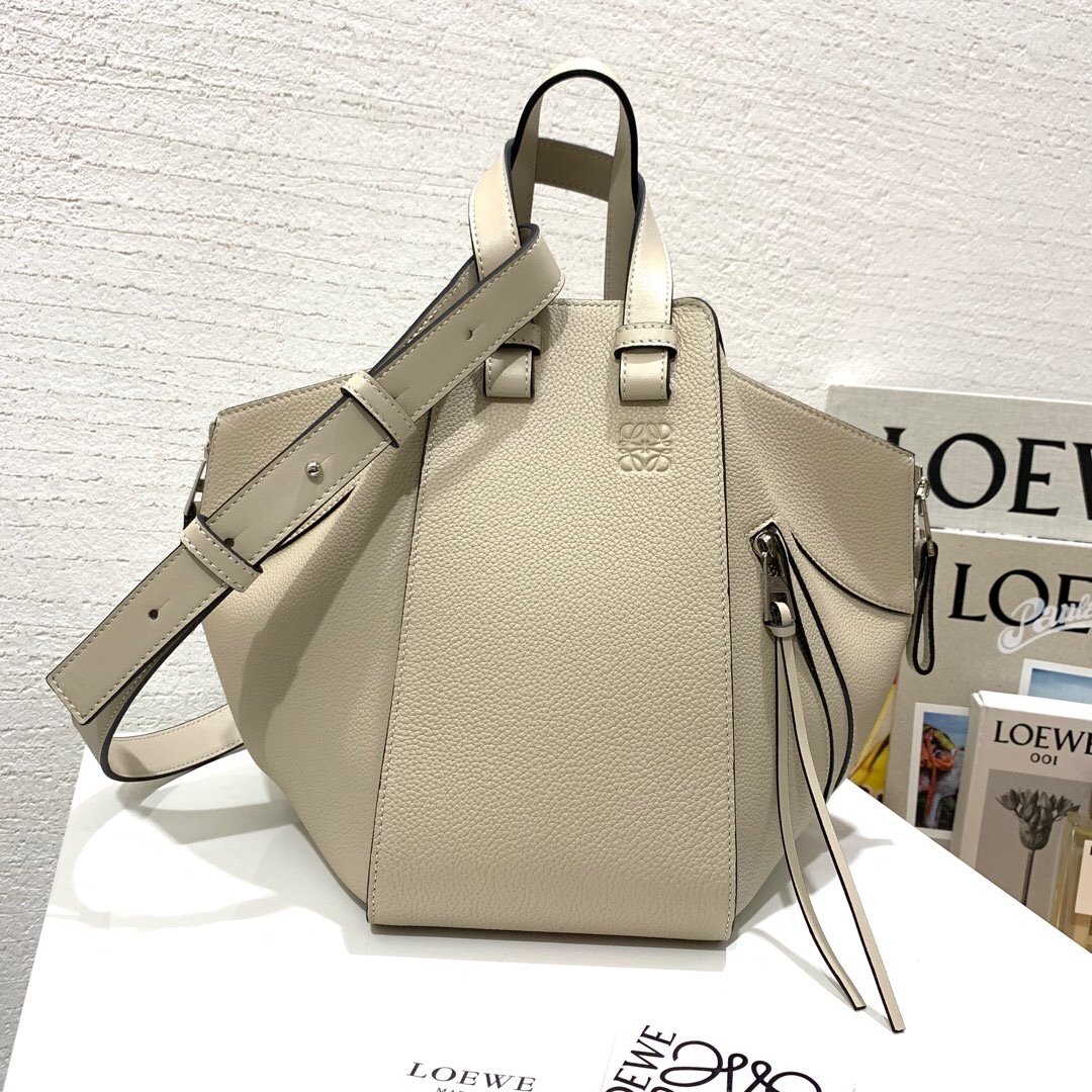 香港元朗區羅意威Loewe Hammock Drawstring Medium Bag Light Oat