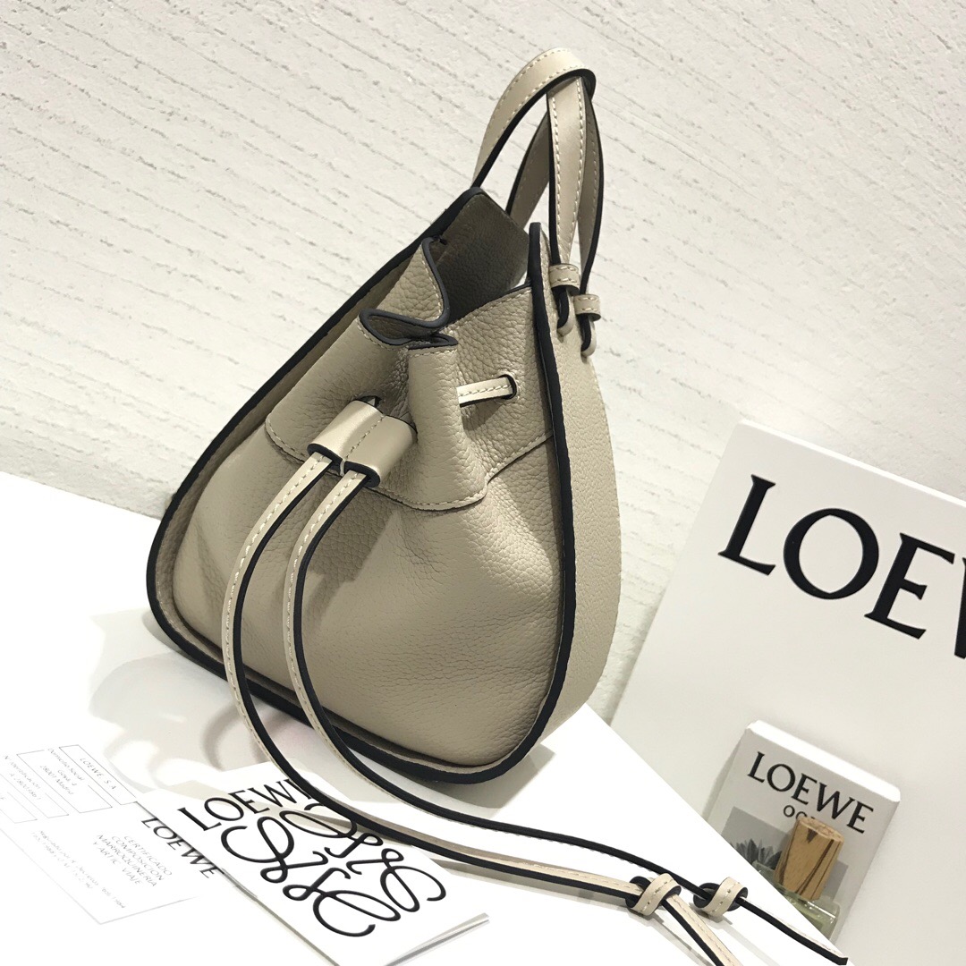 羅意威迷妳吊床包官網 Loewe Hammock Drawstring Mini Bag Light Oat