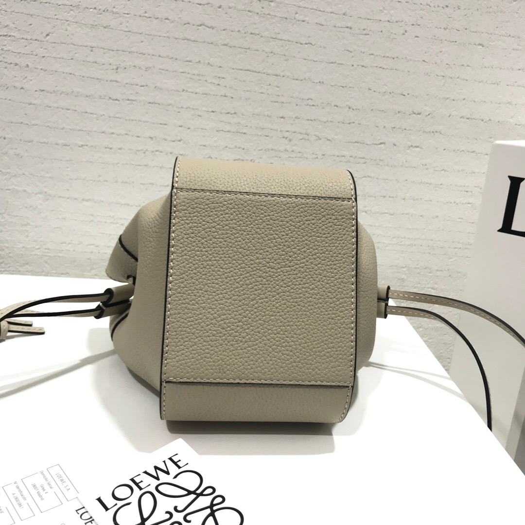 羅意威迷妳吊床包官網 Loewe Hammock Drawstring Mini Bag Light Oat