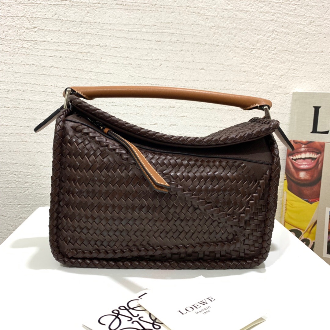 臺灣桃園市羅意威幾何包價格 LOEWE Puzzle Woven Small Bag Brunette