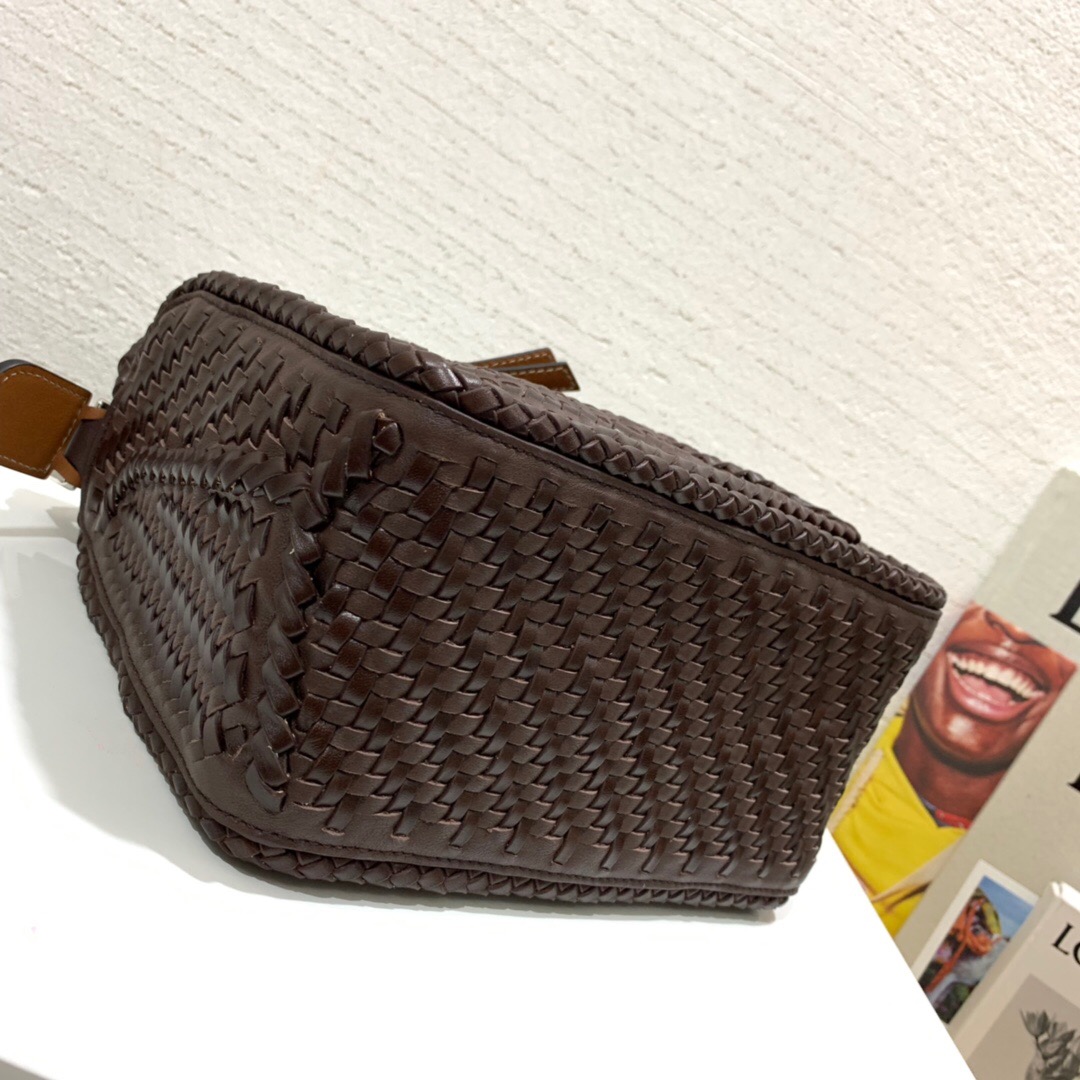 臺灣桃園市羅意威幾何包價格 LOEWE Puzzle Woven Small Bag Brunette