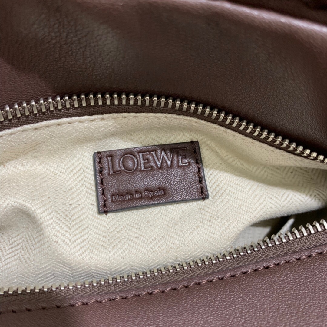 臺灣桃園市羅意威幾何包價格 LOEWE Puzzle Woven Small Bag Brunette