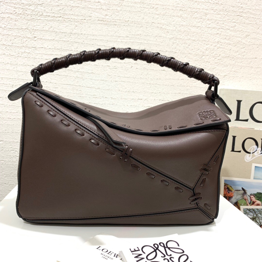 香港 LOEWE羅意威包包 價格及圖片LOEWE Puzzle Bag 手工縫線螺旋編織手柄