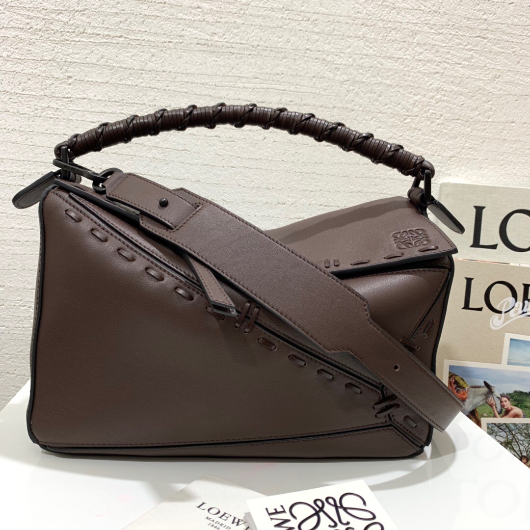 香港 LOEWE羅意威包包 價格及圖片LOEWE Puzzle Bag 手工縫線螺旋編織手柄