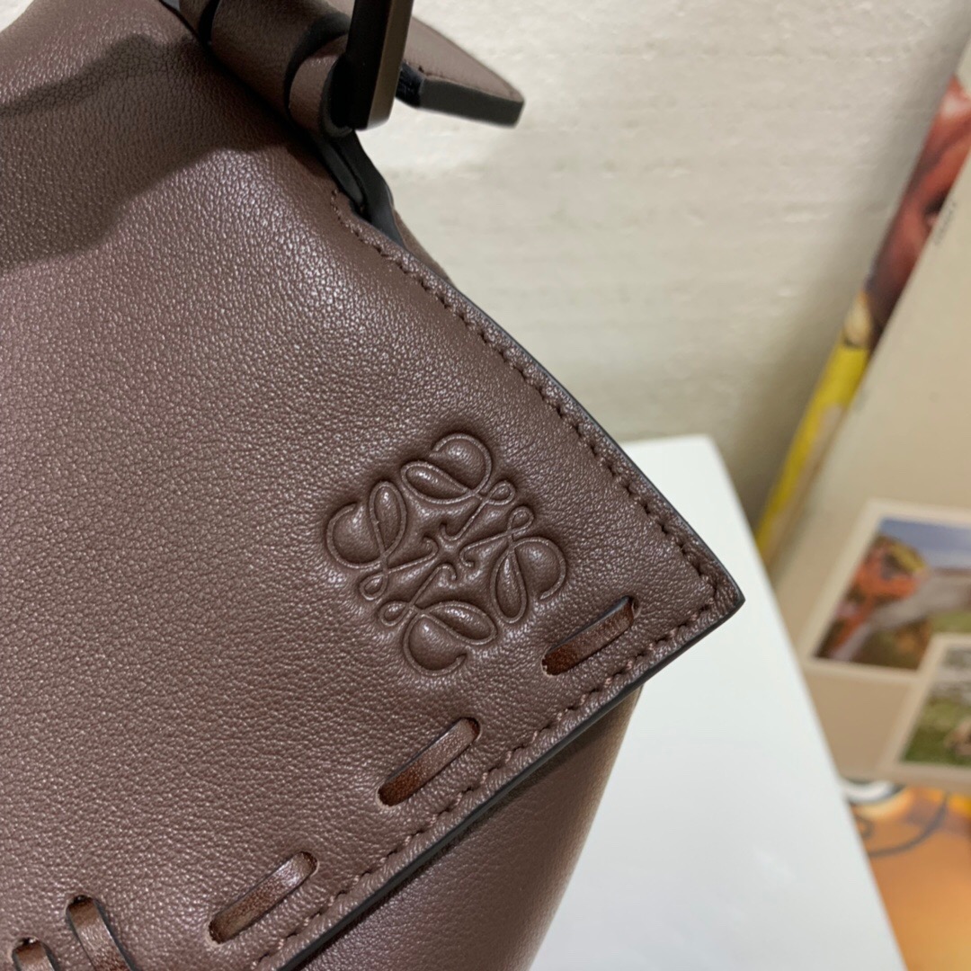 香港 LOEWE羅意威包包 價格及圖片LOEWE Puzzle Bag 手工縫線螺旋編織手柄