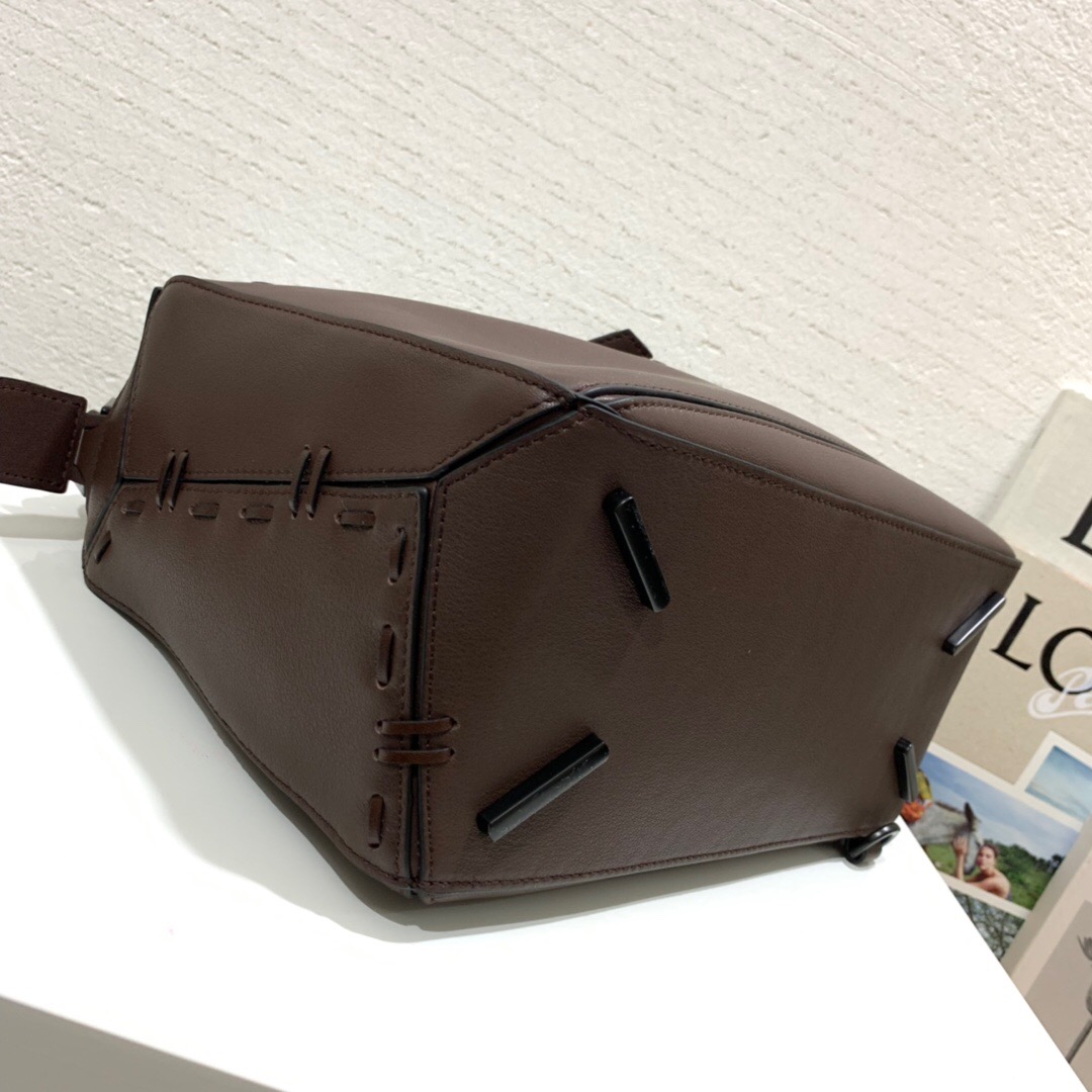 香港 LOEWE羅意威包包 價格及圖片LOEWE Puzzle Bag 手工縫線螺旋編織手柄