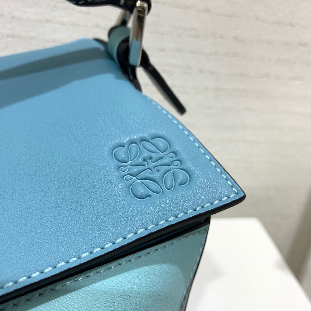 loewe puzzle 中號和小號 loewe Puzzle Small Bag Light Blue/Aqua