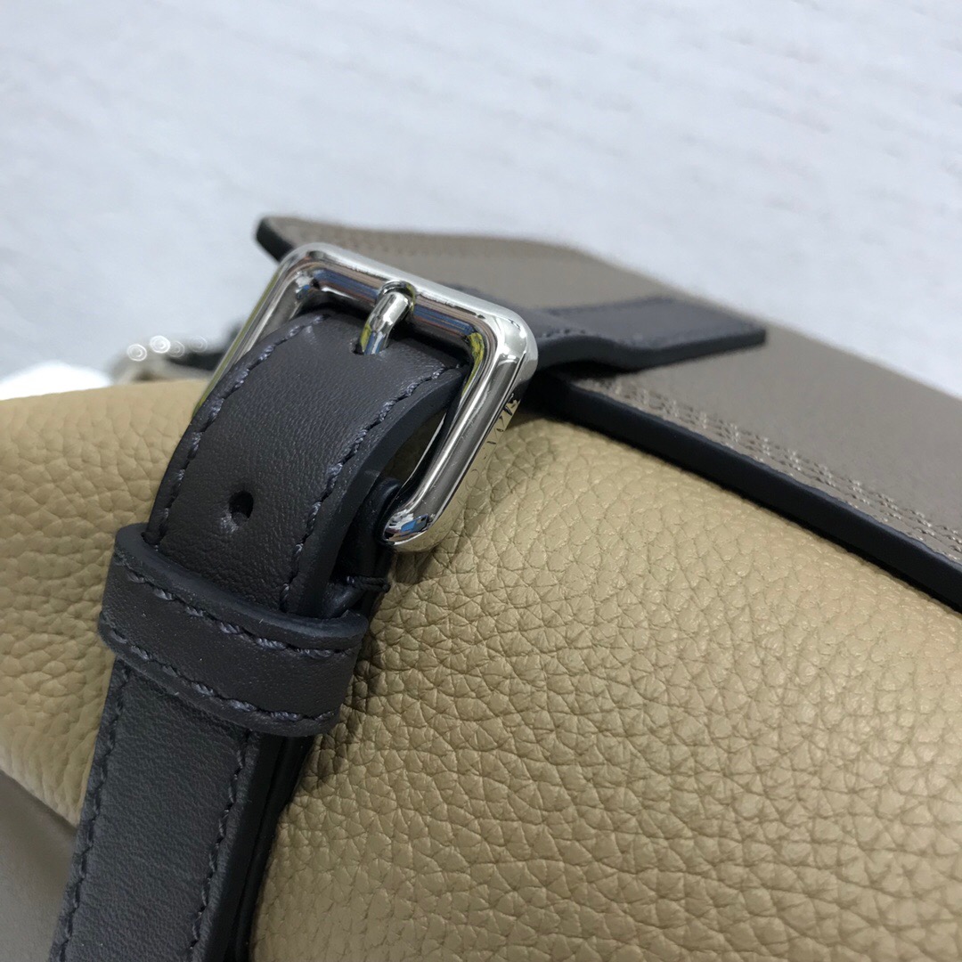 羅意威郵差包價格及圖片 LOEWE Military Messenger Xs Bag