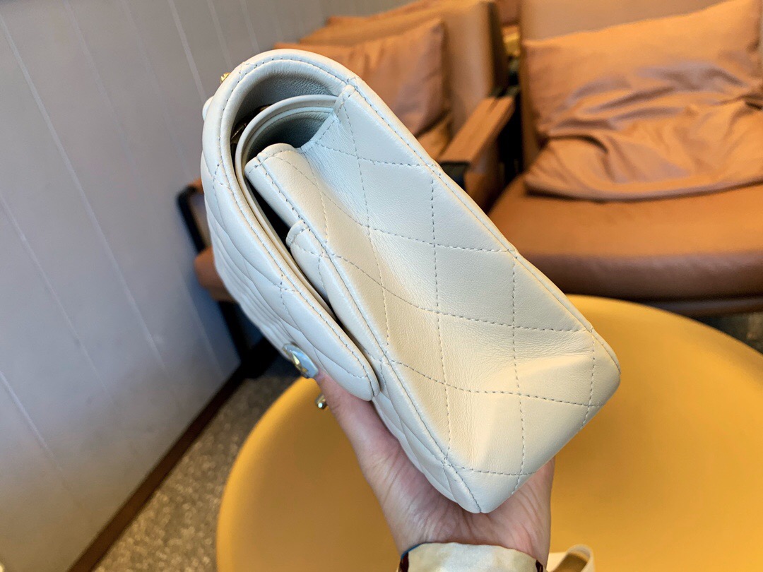 香港九龍城區香奈兒官網包包及價格 經典口蓋包 純白色 羊皮