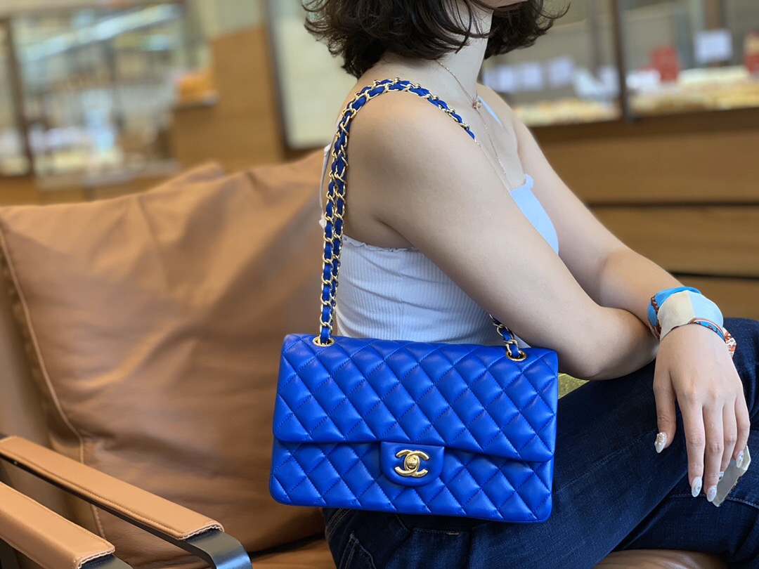 新加坡 臺灣香奈兒官網包包及價格 經典口蓋包 電光藍羊皮