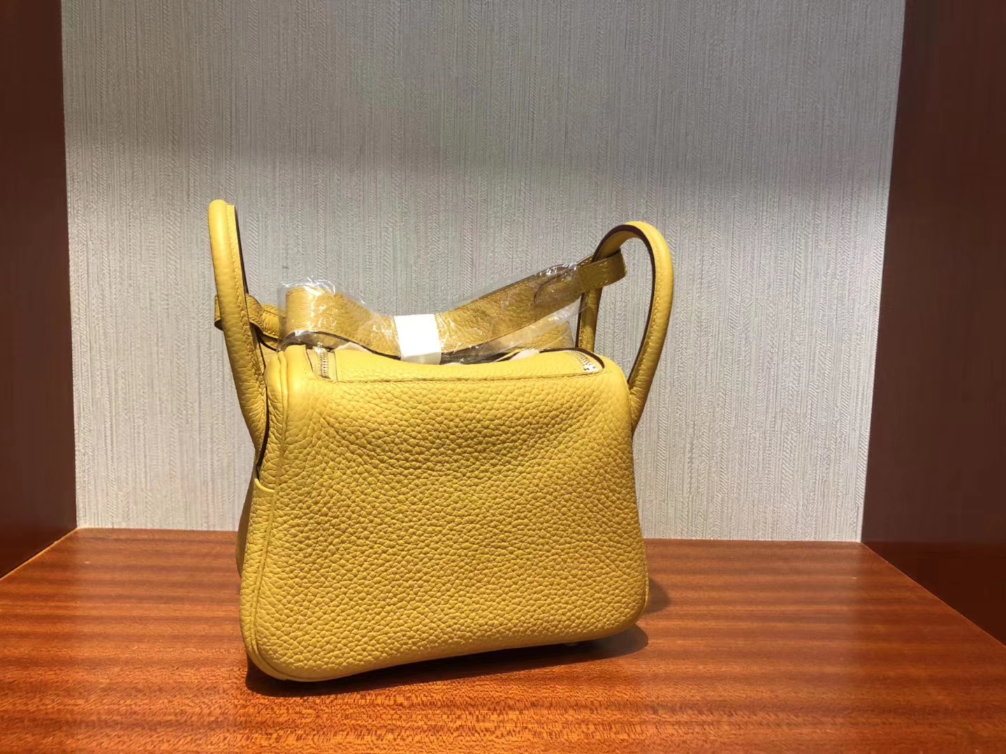 臺灣愛馬仕迷妳 lindy 19cm 尺寸 Hermes Lindy mini 9D琥珀黃 Amber taurillon Clemence