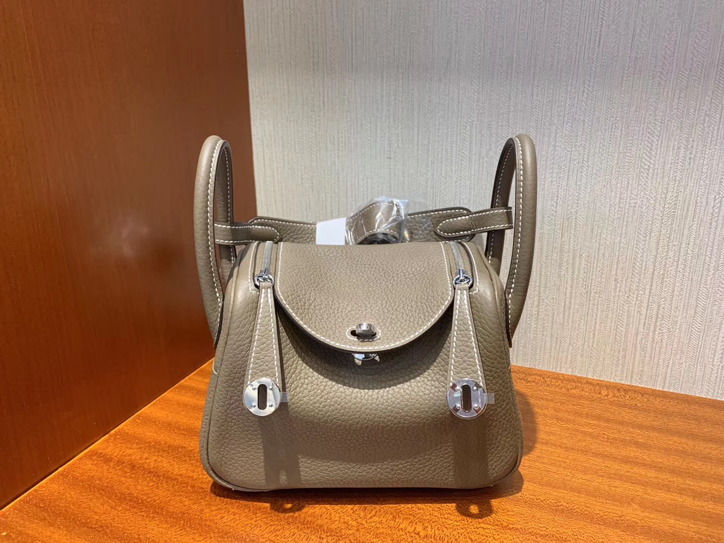 香港九龍城區 愛馬仕mini lindy多少錢 Hermes mini Lindy 19cm CK18大象灰 Etoupe