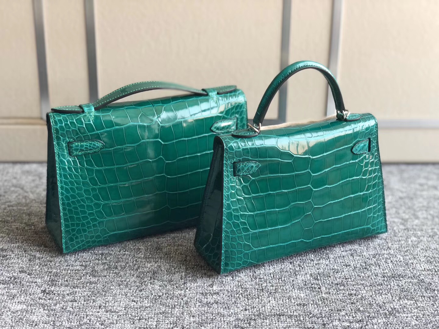 Hermes minikelly二代尺寸/MiniKelly Pochette 6Q翡翠綠 Vert emeraude對比圖片