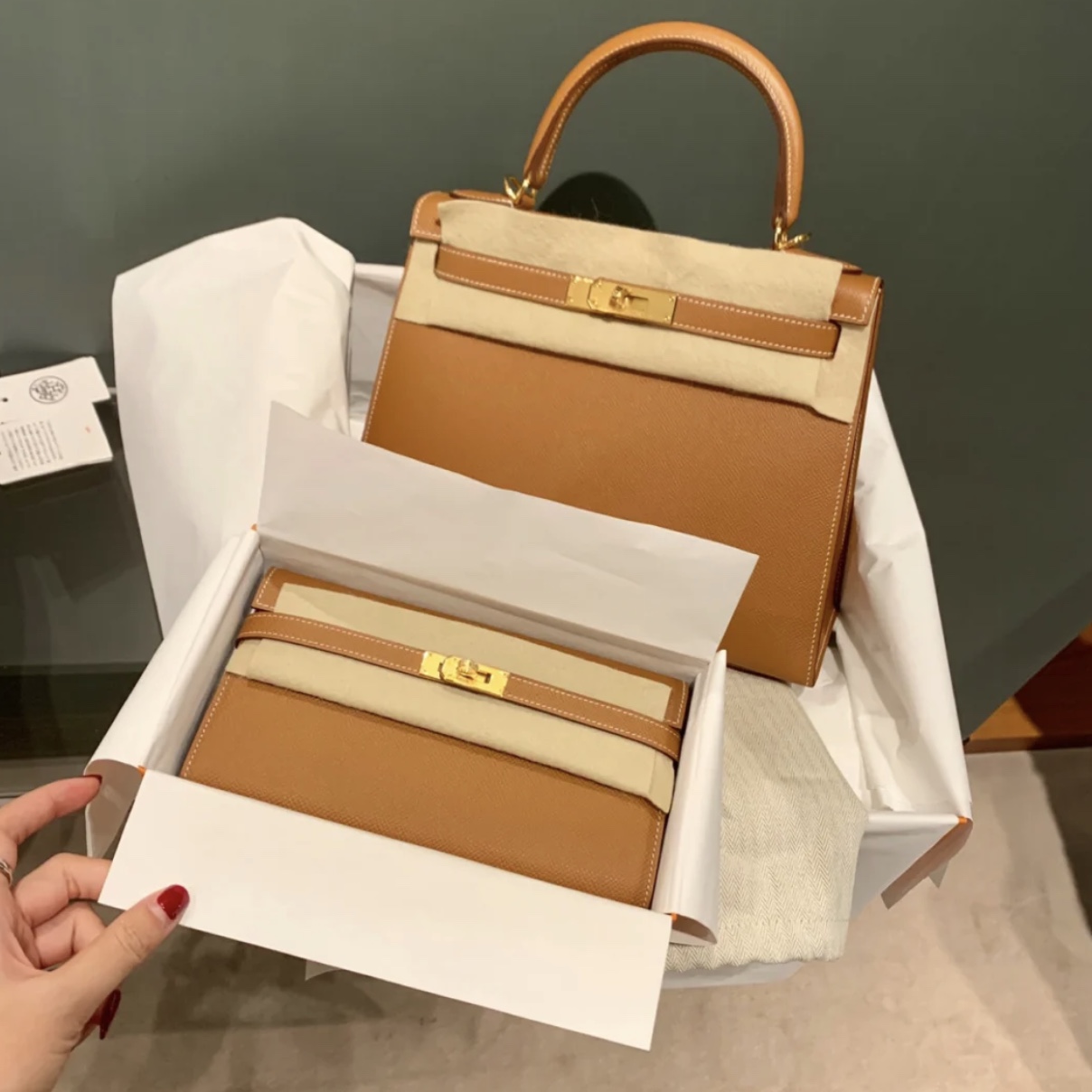 愛馬仕凱莉包28寸多少錢 上身效果圖片 Hermes Kelly 28cm ck37金棕色