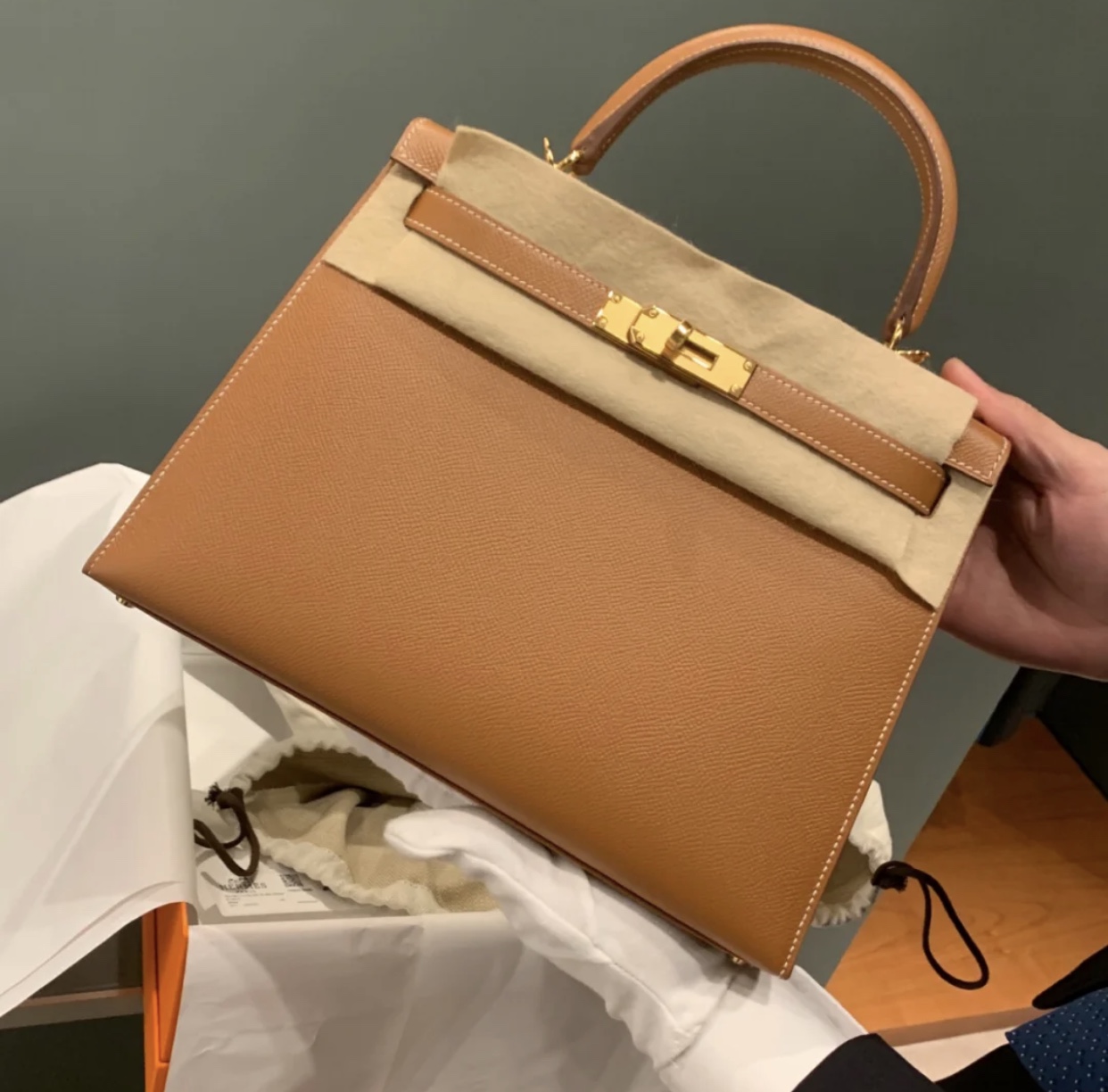 愛馬仕凱莉包28寸多少錢 上身效果圖片 Hermes Kelly 28cm ck37金棕色