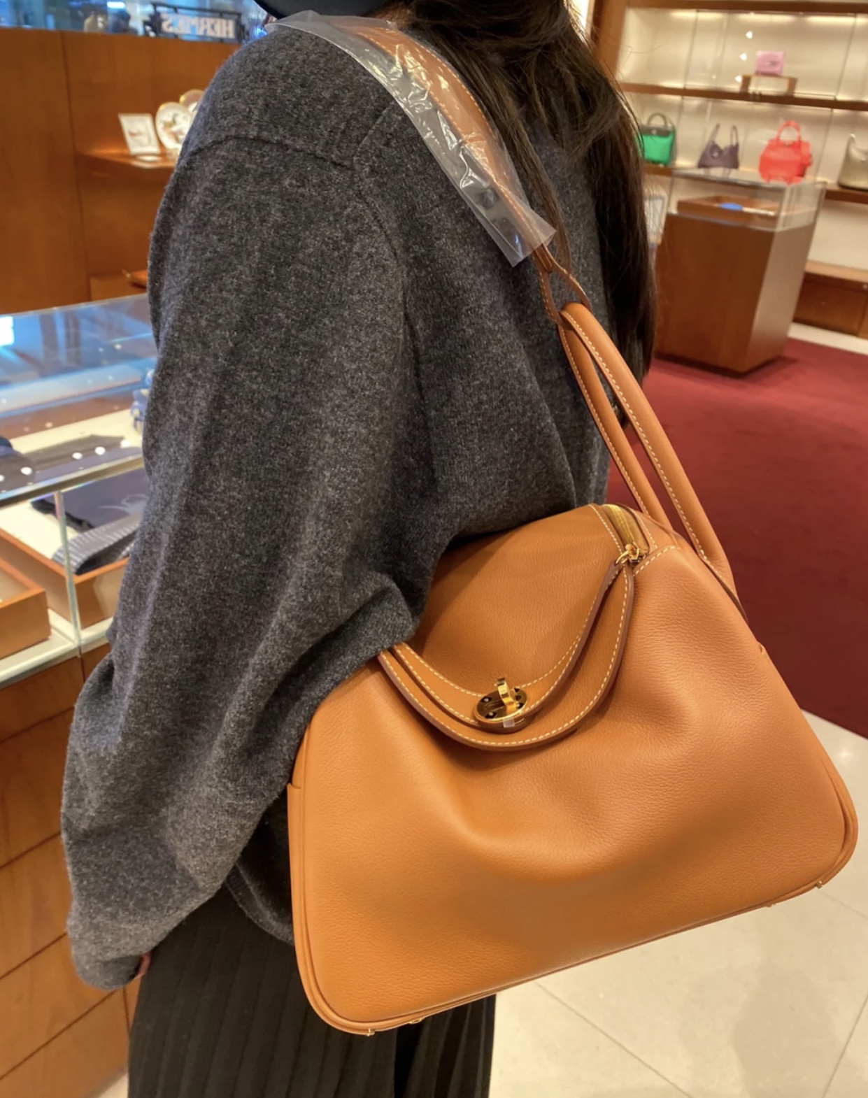 香港愛馬仕林迪包上身效果圖 Hermes Lindy 26cm 1H toffee 太妃糖