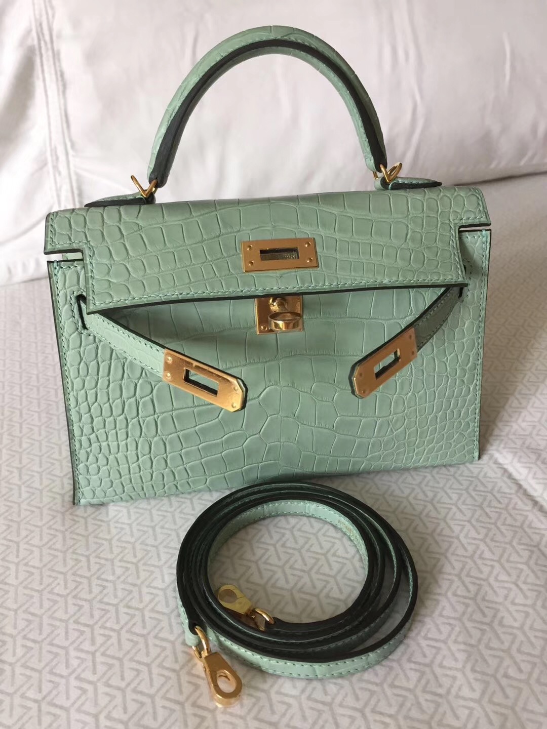 Hermes Kelly Mini 2代霧面美洲鱷 6u vert d'eau 新薄荷綠 上身效果圖