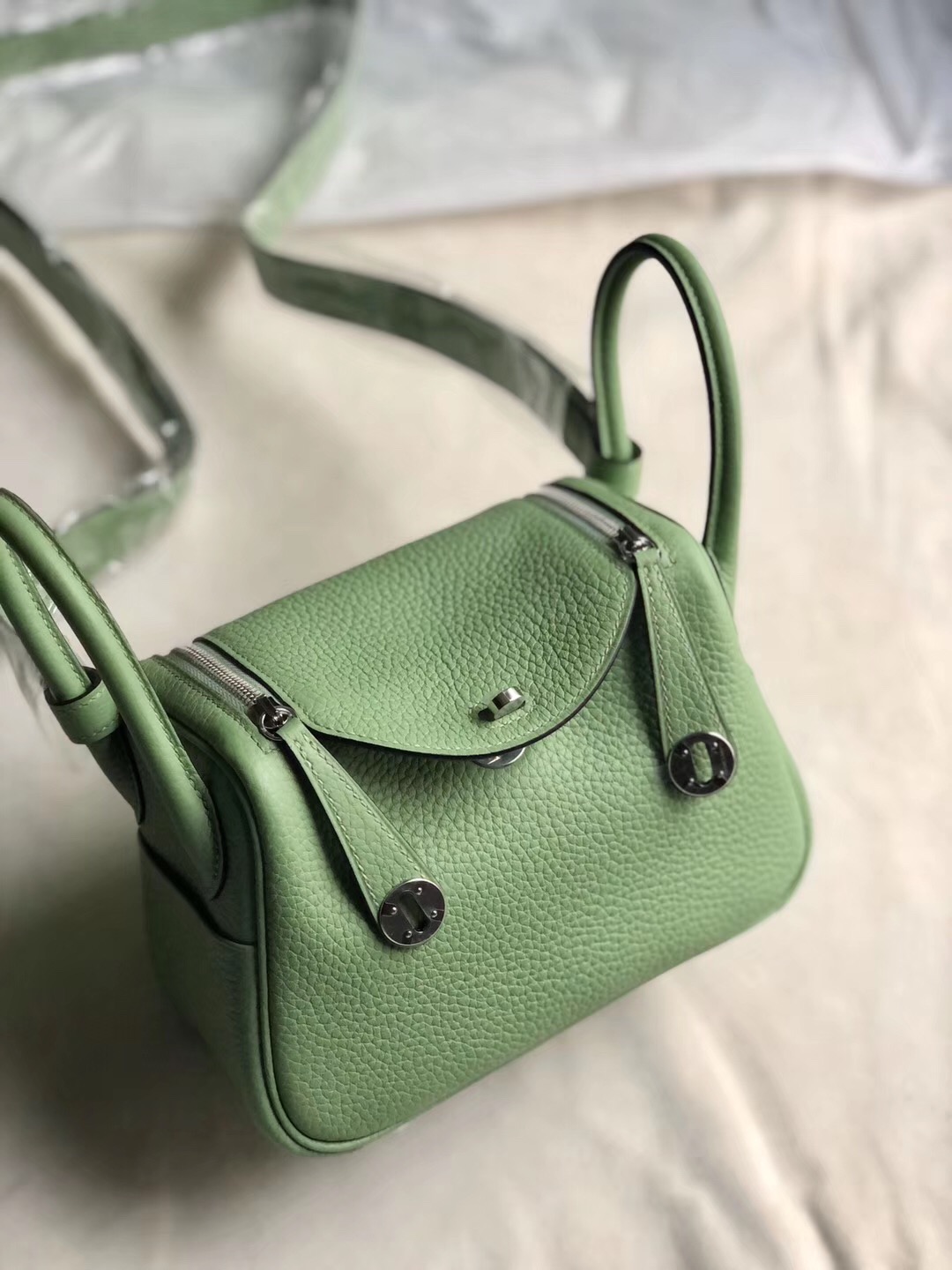 臺灣臺中市迷妳琳迪包價格 Taiwan Hermes mini lindy 3i vert criquet 牛油果綠