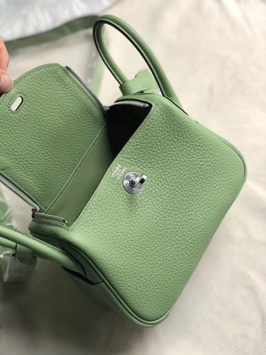 臺灣臺中市迷妳琳迪包價格 Taiwan Hermes mini lindy 3i vert criquet 牛油果綠