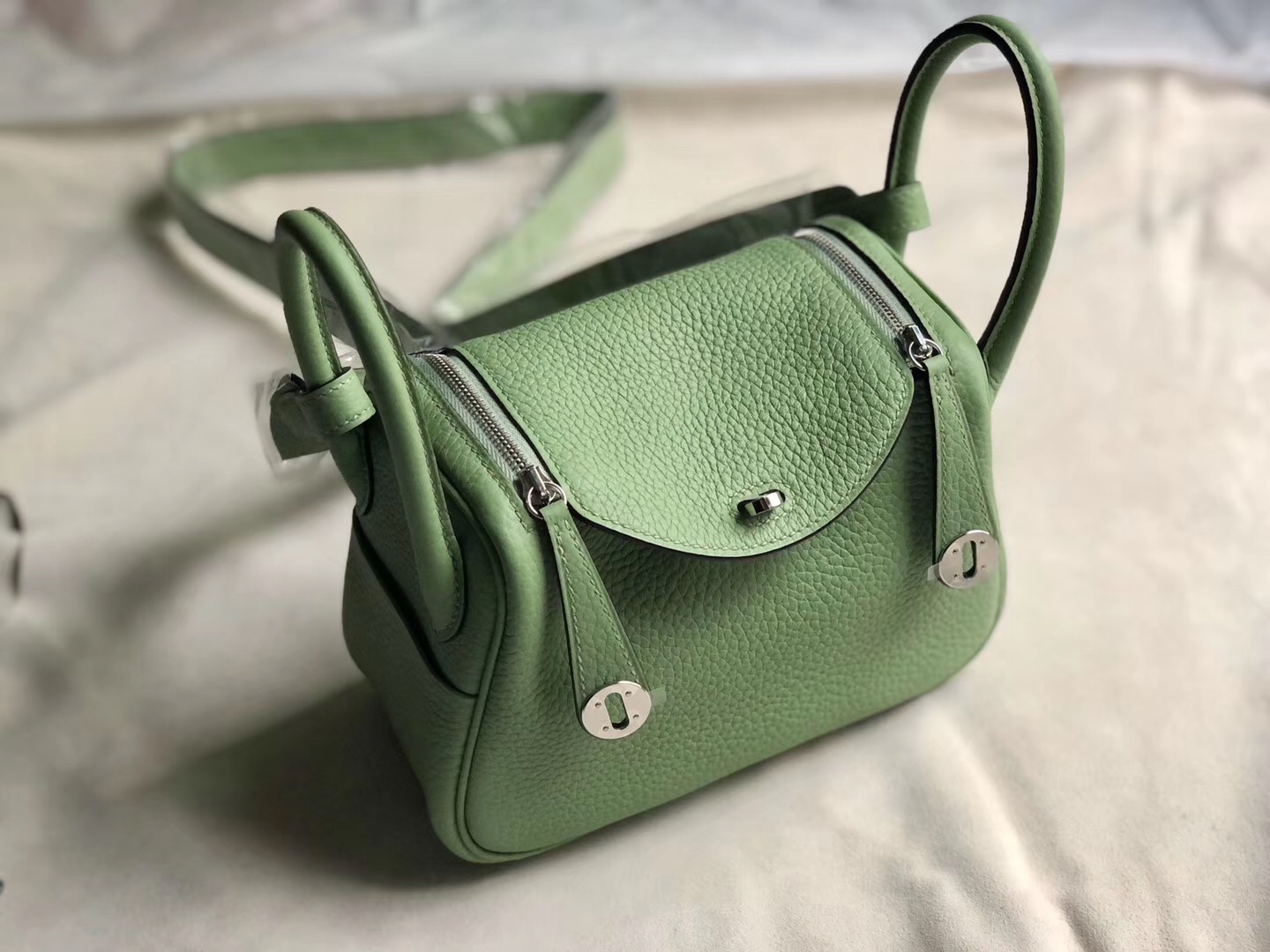 臺灣臺中市迷妳琳迪包價格 Taiwan Hermes mini lindy 3i vert criquet 牛油果綠