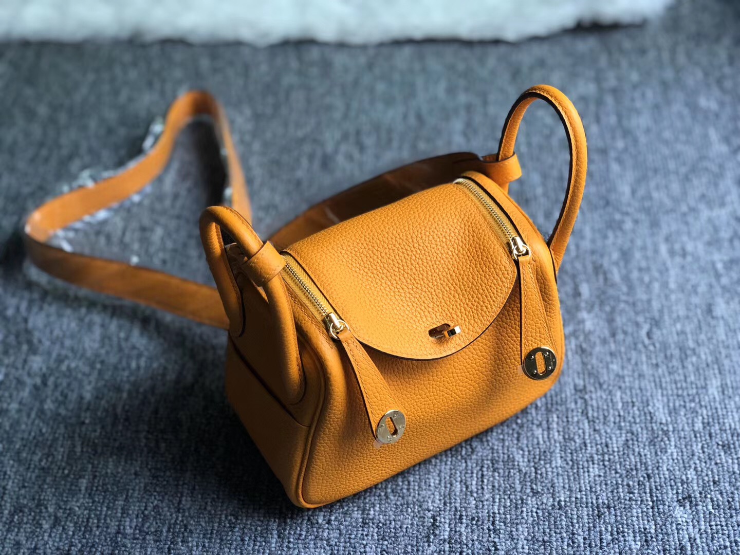 Hong Kong Hermes Mini Lindy 19cm taurillon Clemence i9 Apricot 杏黃色