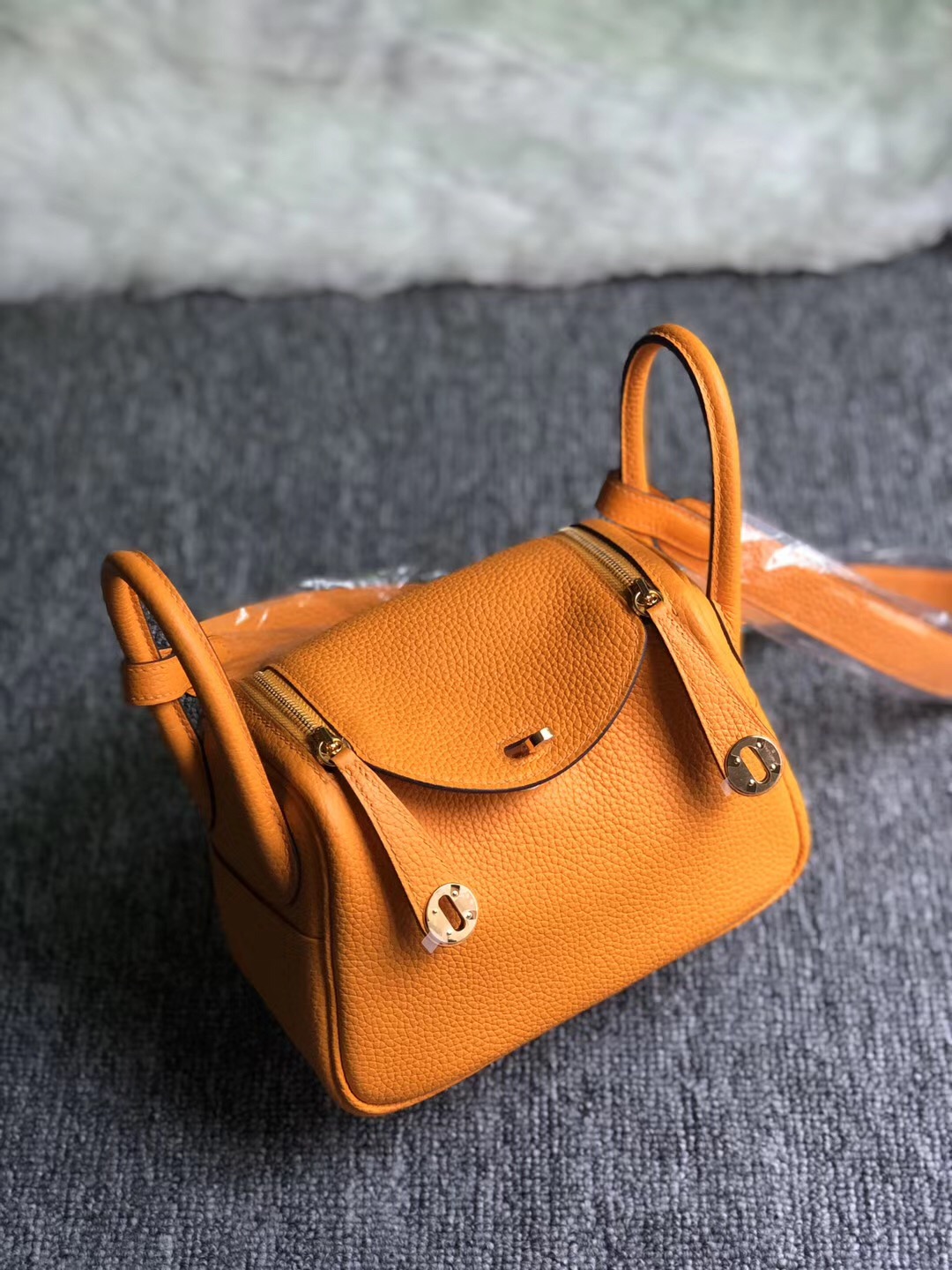 Hong Kong Hermes Mini Lindy 19cm taurillon Clemence i9 Apricot 杏黃色