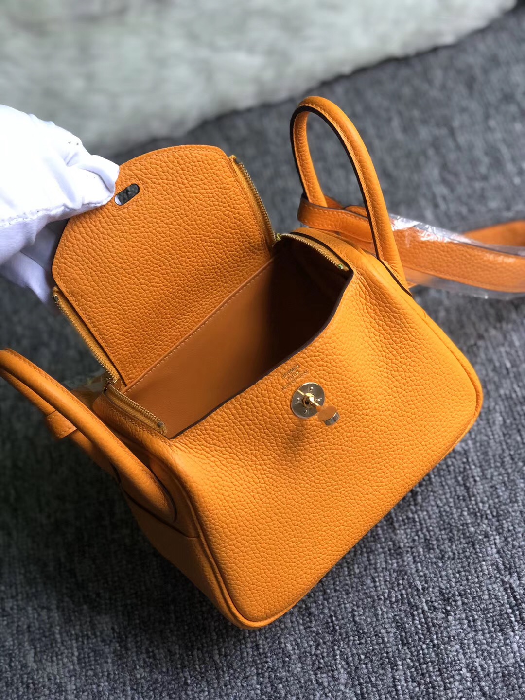 Hong Kong Hermes Mini Lindy 19cm taurillon Clemence i9 Apricot 杏黃色