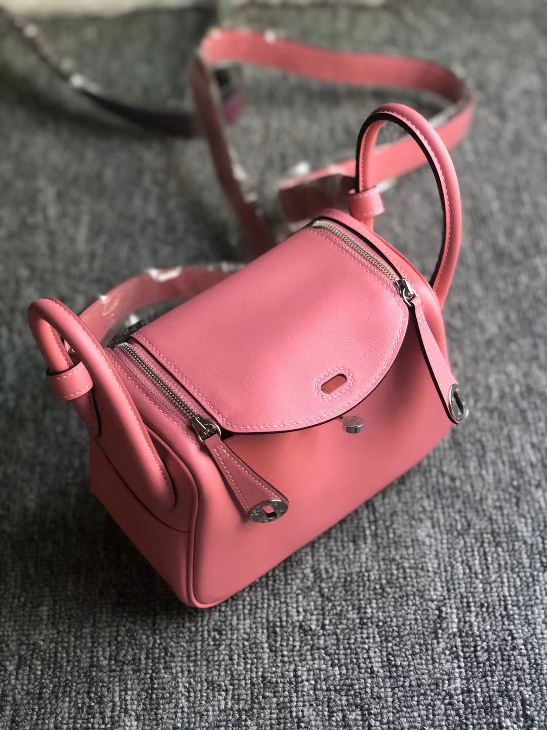 香港北區愛馬仕mini lindy多少錢 Hermes Lindy mini 8W Rose Azalee 新唇膏粉