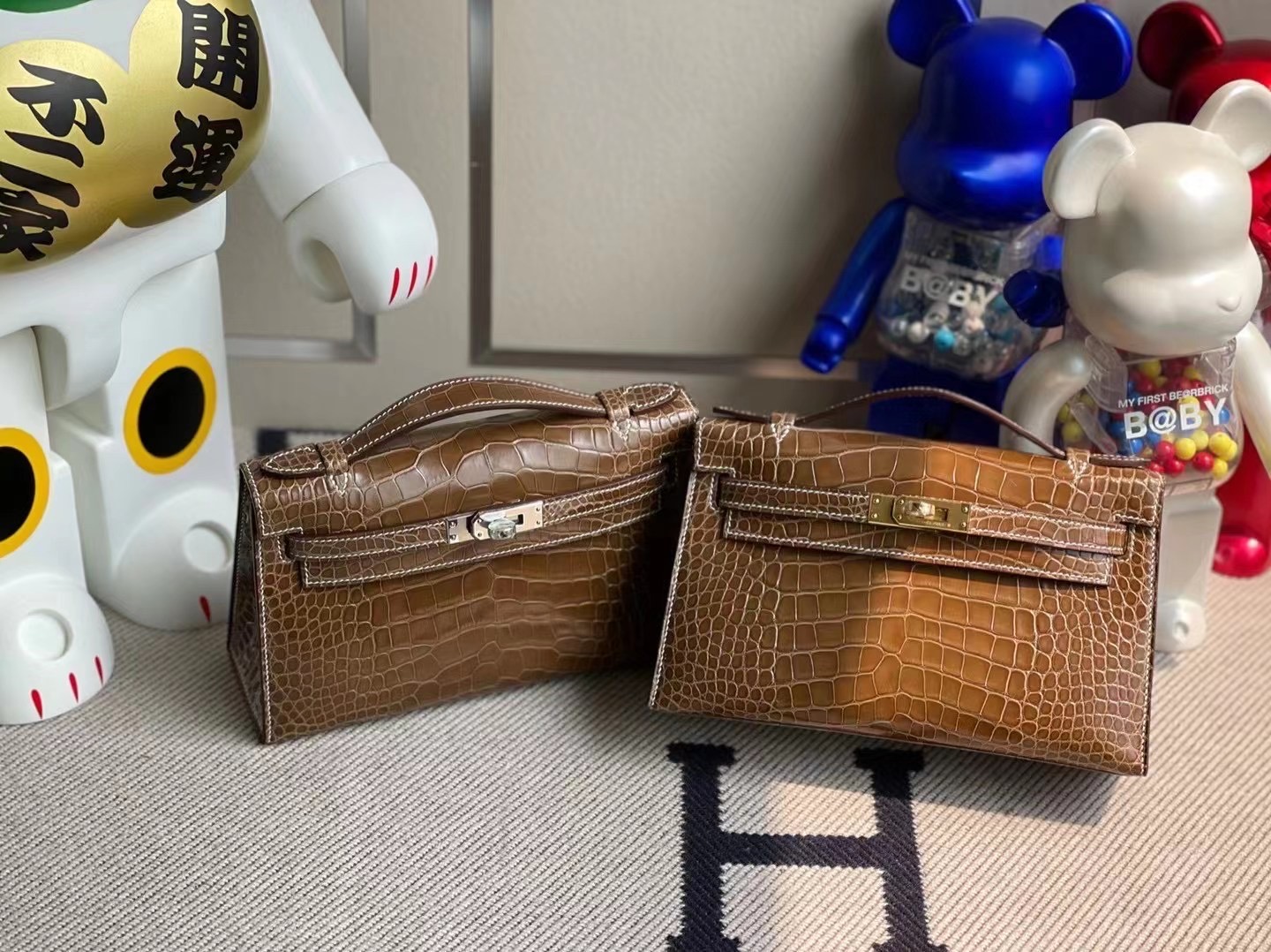 Hermes Mini Kelly Pochette 亮面美洲鱷魚 17 Ficelle 淡灰褐色 煙草色