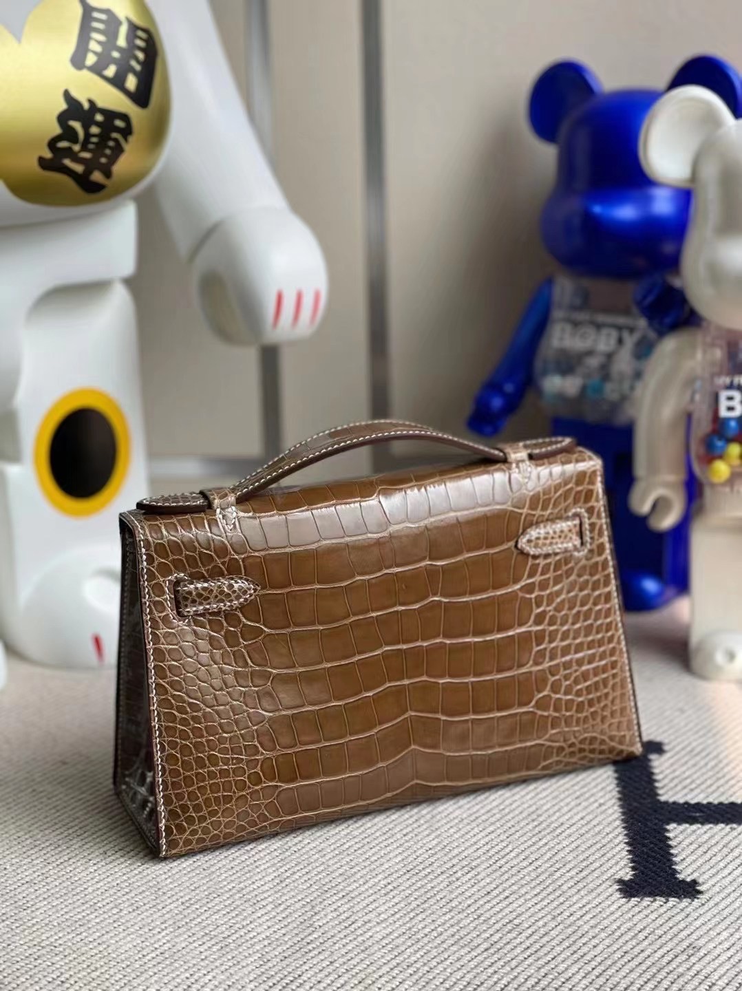 Hermes Mini Kelly Pochette 亮面美洲鱷魚 17 Ficelle 淡灰褐色 煙草色