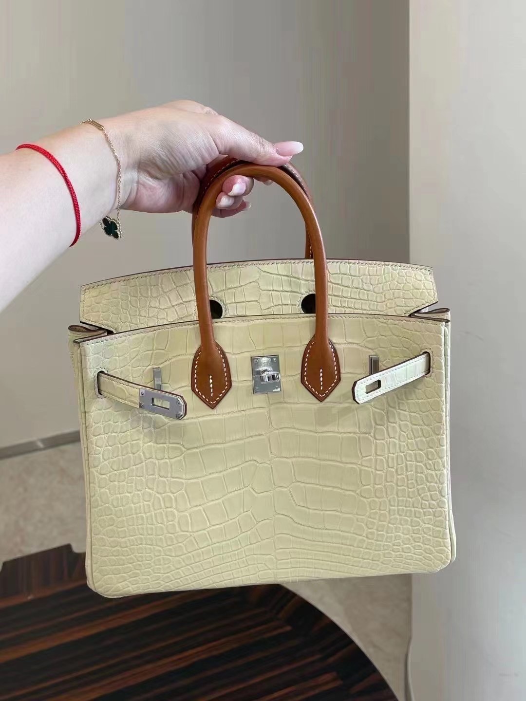 UAE Dubai Hermes Birkin 25 Matte Alligator Y1 香草色 Vanille 配手腕 Barenia Natural