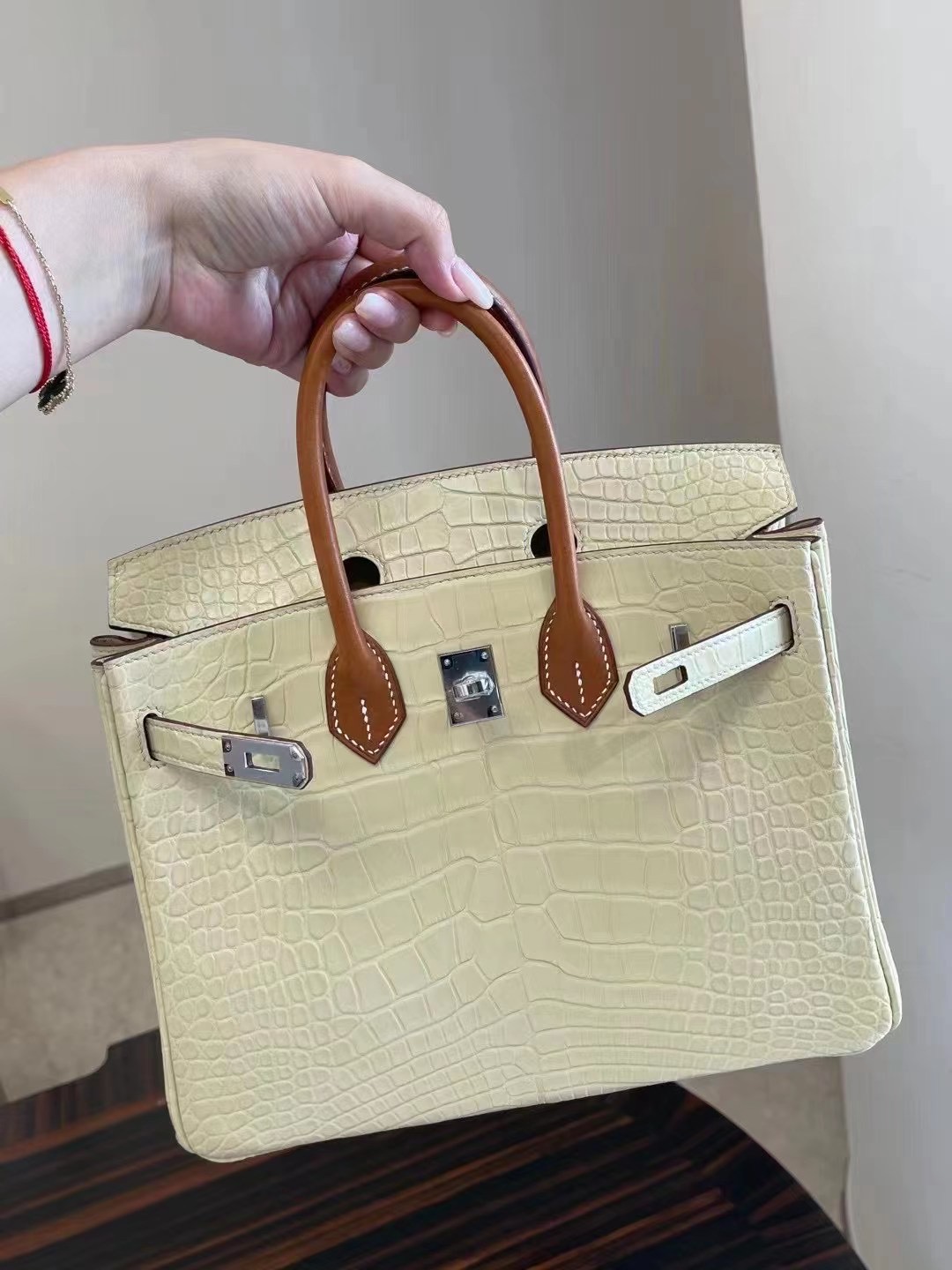 UAE Dubai Hermes Birkin 25 Matte Alligator Y1 香草色 Vanille 配手腕 Barenia Natural