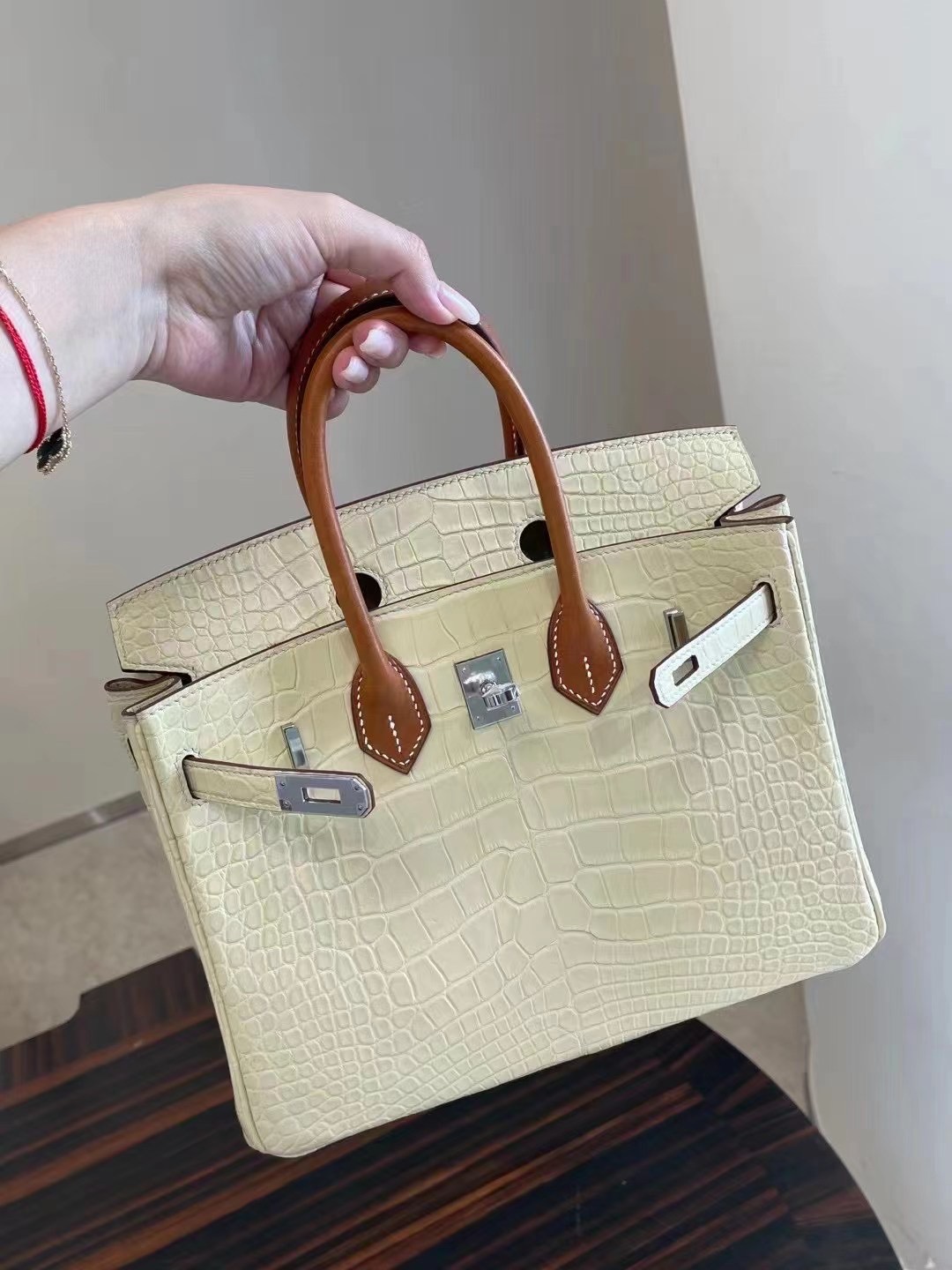 UAE Dubai Hermes Birkin 25 Matte Alligator Y1 香草色 Vanille 配手腕 Barenia Natural