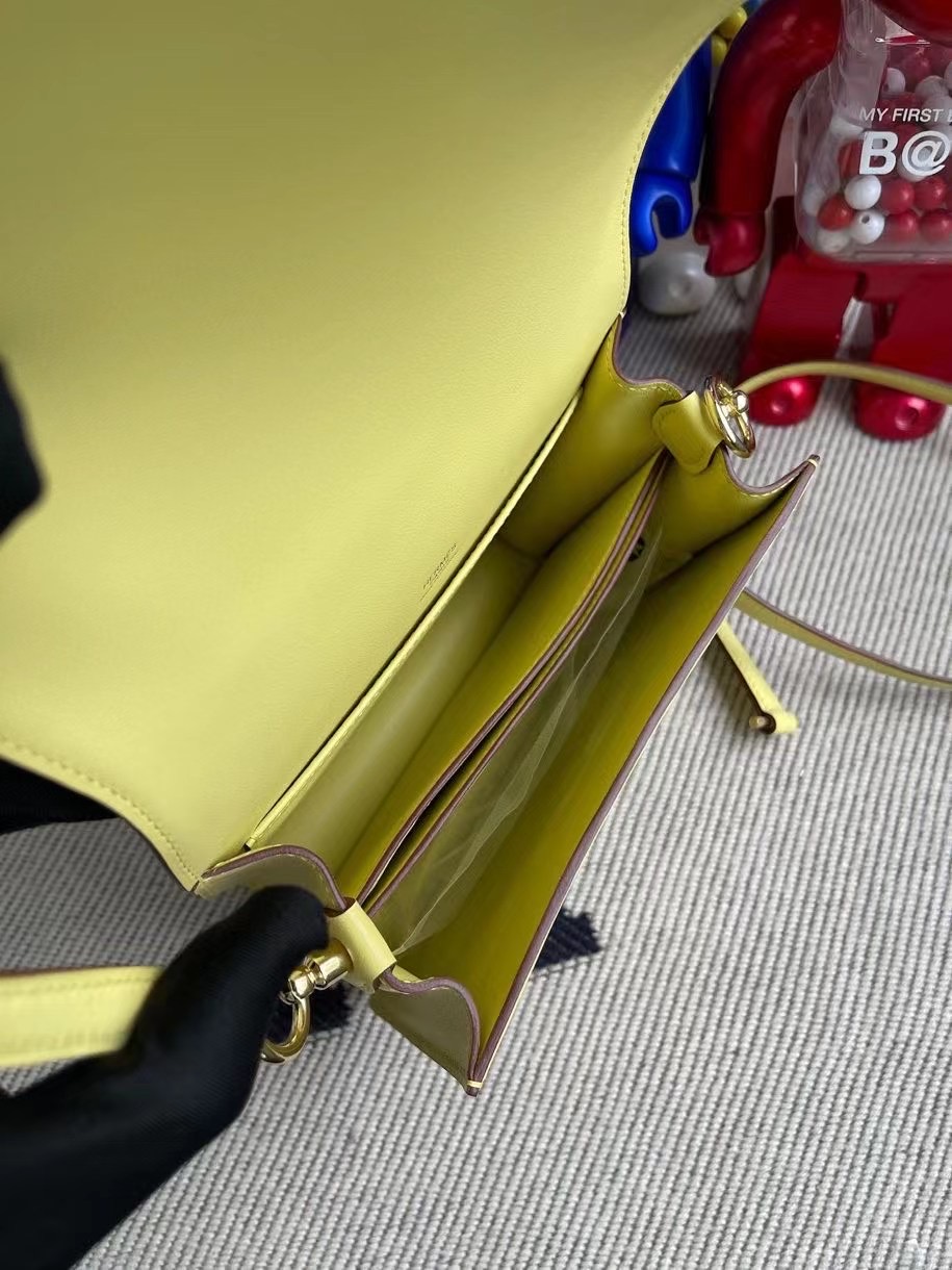 Hong Kong Hermes Roulis Mini 18cm 1Z jaune poussin 小雞黃 金扣 全手工蜜蠟線縫製
