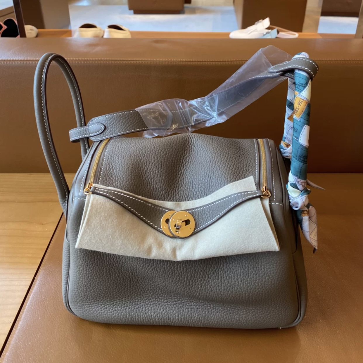 Hermes Lindy 26cm taurillon Clemence leather CC18 Etoupe 最熱賣的顏色